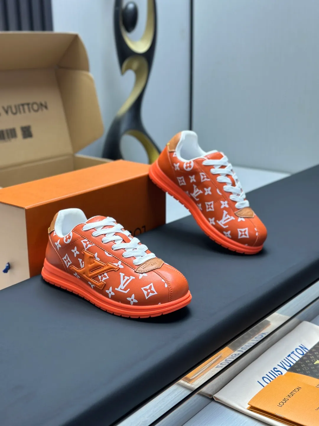 👟👟Ex-factory price 680👟👟 Full set of packaging with airplane box💰Top version LV-Louis Vuitton-classic catwalk new style 1:1 development replica of the original version! ! The upper foot is very comfortable. It is made of luxurious materials and fine workmanship. The midsole is printed with English letters "Made in Europe". The upper is made of calfskin imported from Italy. The side is decorated with the brand's LOGO and signature. The latest latex foot pads and mesh lining make the foot feel super comfortable. The original two-color TPU combination outsole is specially provided by the original factory. Bag technology Goodyear stitched edges Fabric: Exclusive customized first-layer cowhide Accessories: Exclusive private model Vuitton logo, lining: Customized silk mesh lining - first-layer silk cowhide lining Outsole: TPU combination outsole wear-resistant, non-slip and anti-yellowing Foot pads: new latex pads-mesh sweat-absorbent Counter technology: fully computerized sewing machine wire drawing Toe box back cover Hot and cold shaping Full set of pull-top lasts with medium and low logo patterns Special counter packaging - shoelaces, certificate, card, instructions, certificate of quality, dust bag, the most complete packaging on the entire network, women's 35-40 men's 38-46 (38/46 customized, non-refundable! GD9916